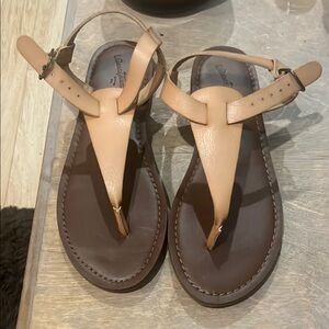 Beautiful size 6 tan sandals